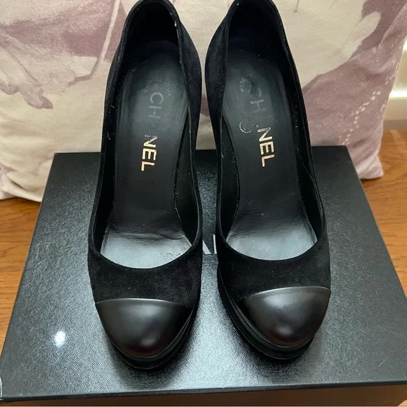 Chanel Shoes Size 35 1/2 - Picture 2 of 9